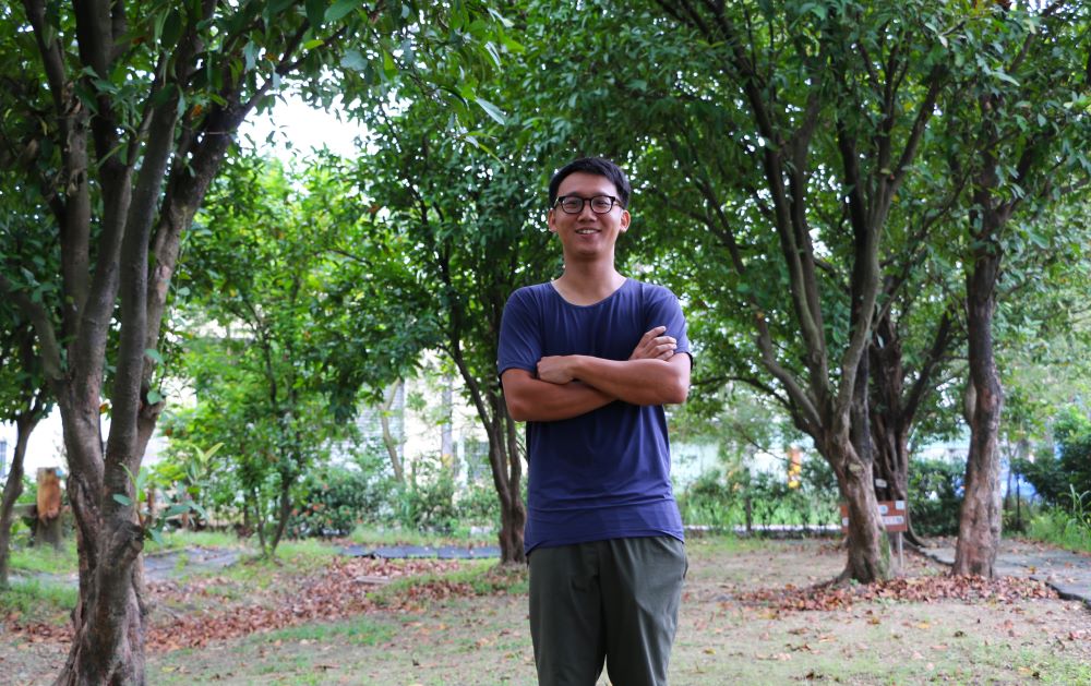 臺南新市張氏農場農場經理張育銘以友善農法種植咖啡與白蓮霧。