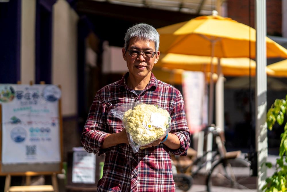 農友陳炳輝種植季節性葉菜如花椰菜、青花筍等,產品取得有機驗證,深受客人的喜愛