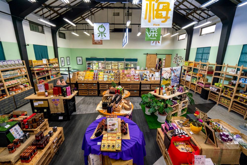 站點保留原有的穀倉結構,並劃分清楚的銷售區域