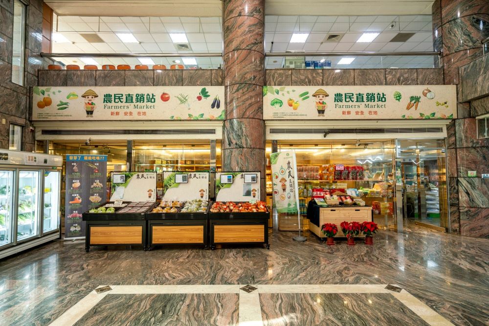 后里直銷站合作農友約20多位,分冷藏櫃及常溫區兩塊