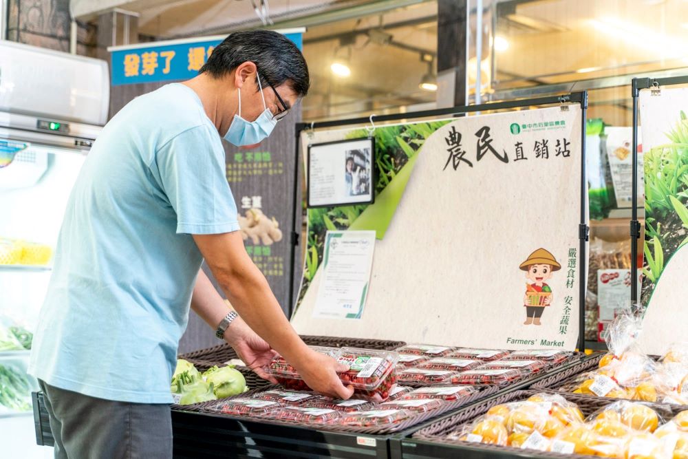 后里農民林大哥種植的玉女小番茄,堅持友善環境的理念受客人青睞
