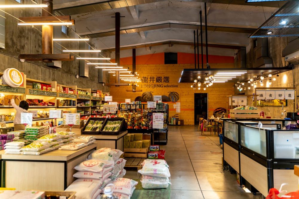 龍井區農會農民直銷站內部以工業風穀倉為設計