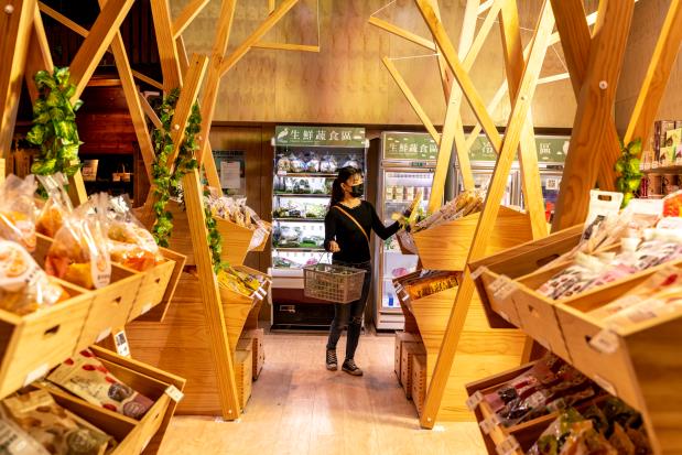 臺中市霧峰區農會農民直銷站森林風格的銷售區,營造輕鬆的消費氛圍