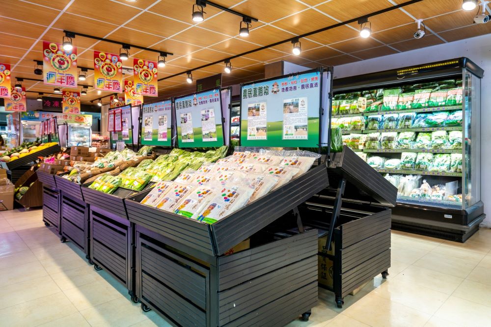 從淡水農會超市門口進入,映入眼簾的便是直銷站整齊明亮的展示貨架與冷藏櫃