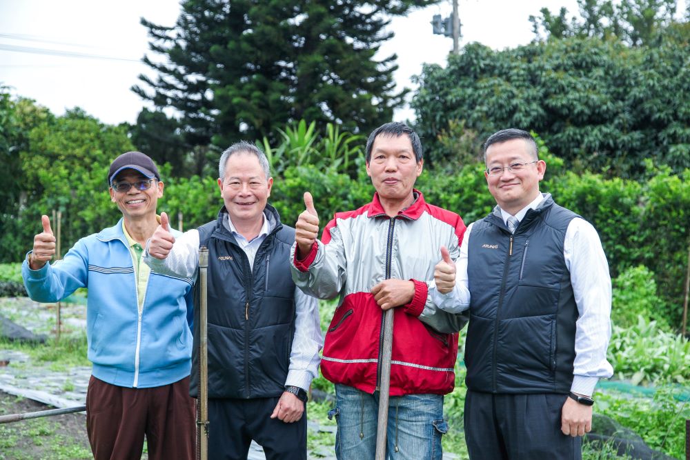 供銷部主任蔡建裕(左2)、推廣部主任詹萬進(右1)常到農地關心小農栽培情況。