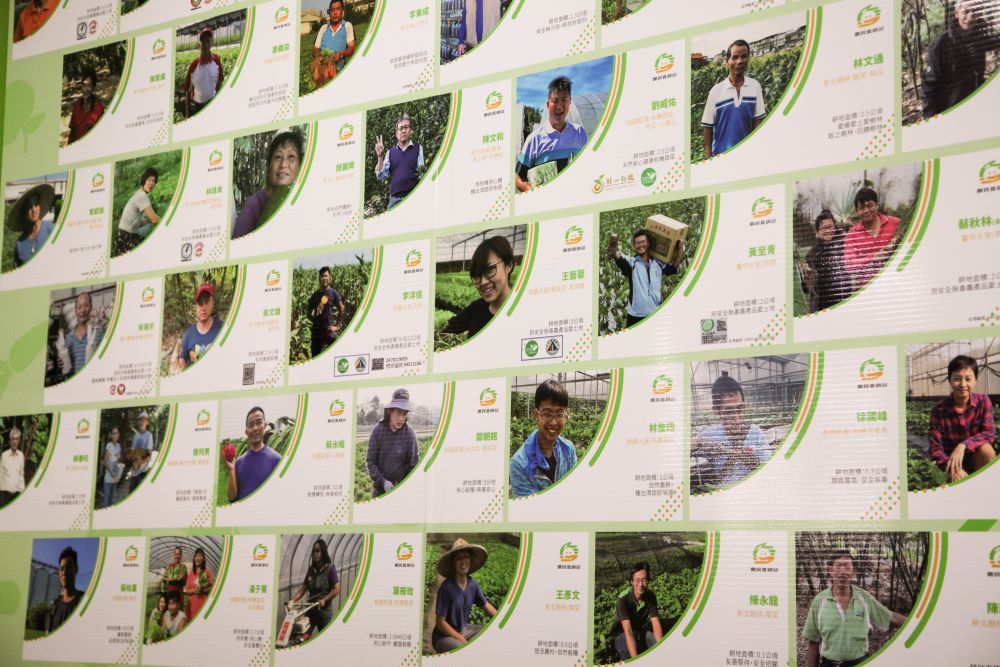 新北市樹林區農會農民直銷站掛著供貨農民看板,彷彿向消費者「掛保證」。