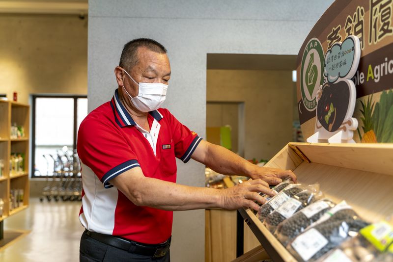 合作農友何萬欽上架特色作物黃仁黑豆（臺南5號）。