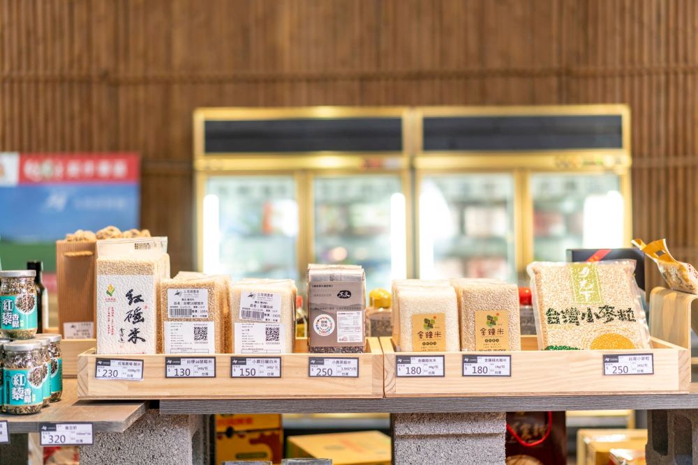 直銷站整齊地陳列著不同農友、不同品種、不同精米程度的稻米,更有來自雲林麥寮地區的台灣小麥粒