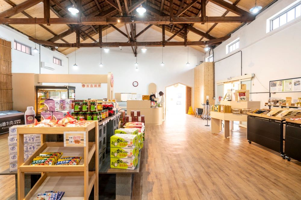 斗南農民直銷站寬敞的內部空間至今依舊保留穀倉天花板原有的木樑結構