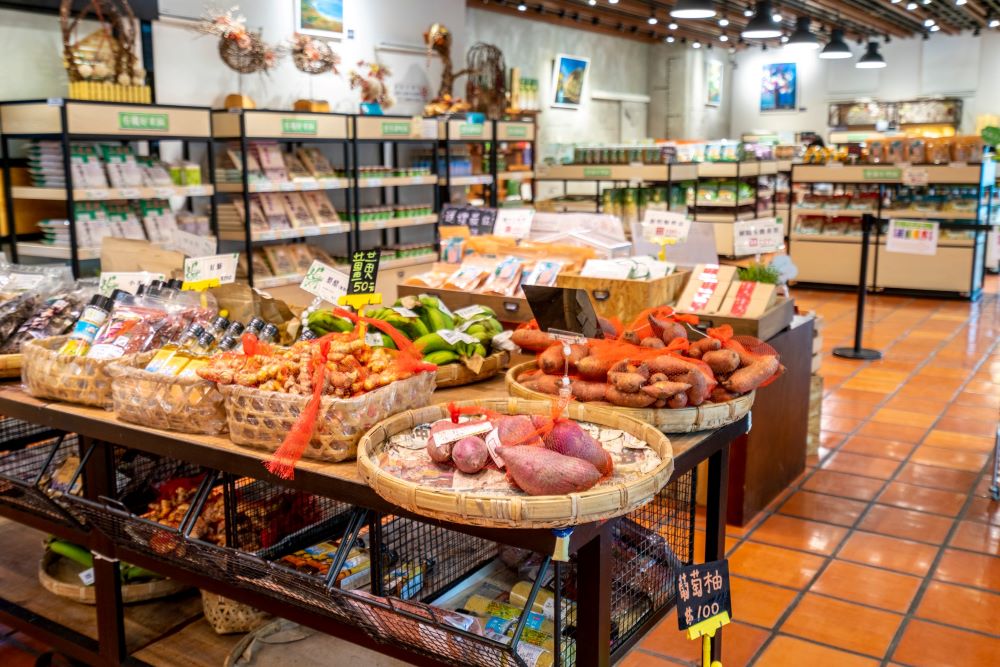 直銷站平日是在地居民的重要蔬果採買點,假日則為觀光人潮們提供特色伴手禮