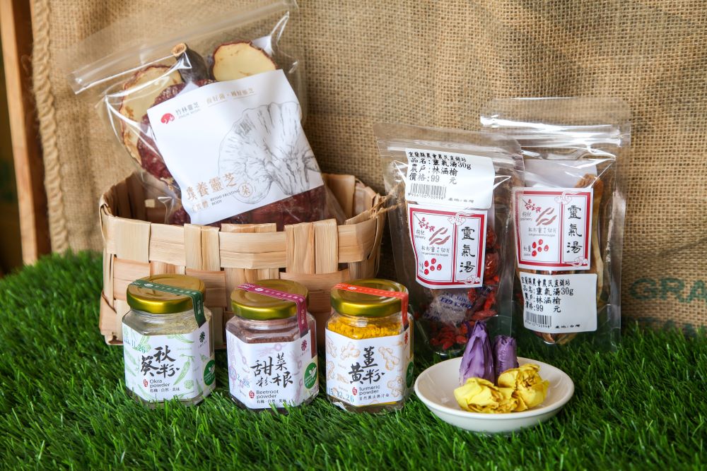宜蘭縣農會農民直銷站架上整支靈芝、秋葵粉、甜菜根粉,十分吸睛。