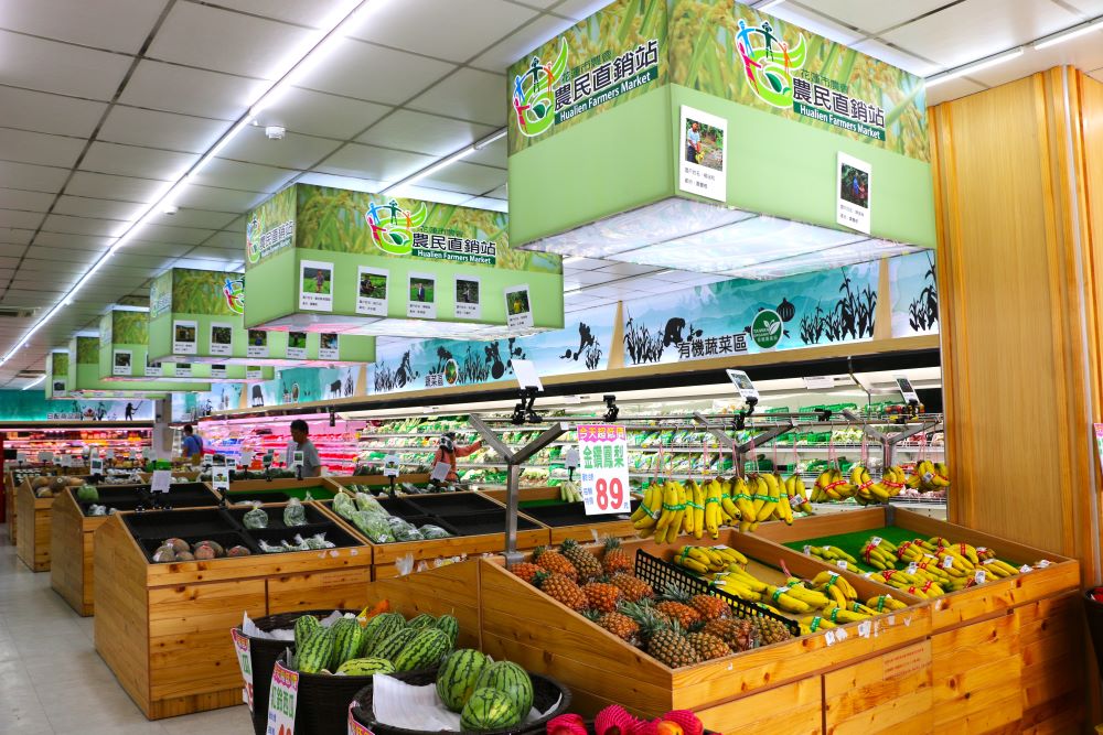 早年的超市與一般賣場無異，導入農民直銷站後，形塑在地產業特色。