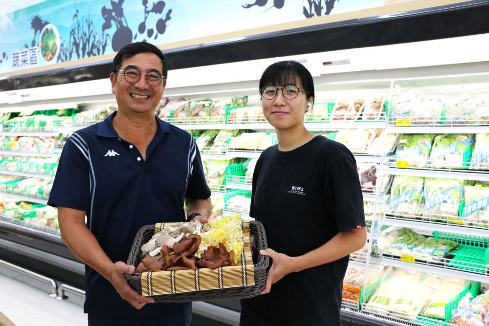 菇農吳厚德讚許直銷站通路穩固，目前女兒開始接手，傳承至第四代。