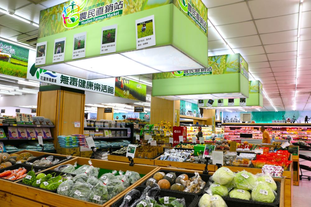 自強農民直銷站空間簡潔明亮,各地農特產品分區陳列。