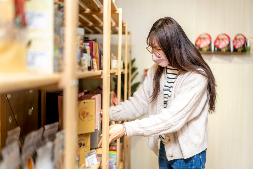 家住赤柯山的在地青農陳菀柔，來玉溪直銷站補貨