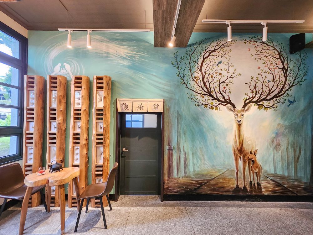 來到富里馥茶堂，一定要和梅花鹿壁畫合影打卡。