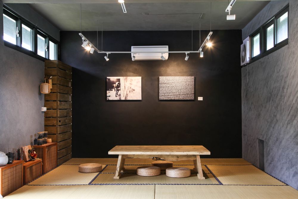 廢材利用，富里馥茶堂這間「墨竹茶間」全室使用木炭及竹炭裝潢，提供包場及茶藝師服務。