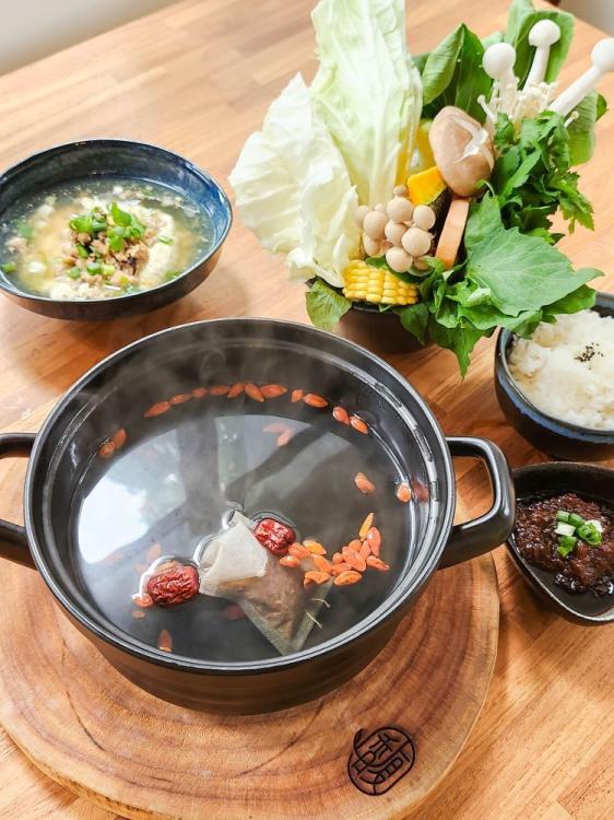 富里農民直銷站的「野菜鍋」以元氣茶包熬煮湯頭，野菜都是在地栽培。