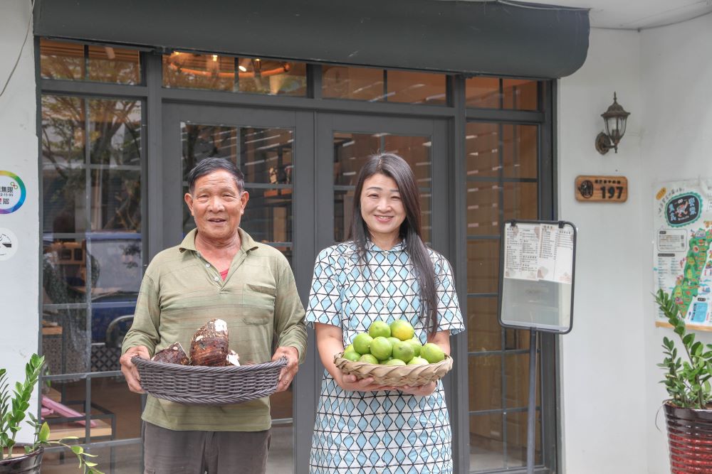 富里鄉農會總幹事張素華說，在地農民種的農產很新鮮喔！