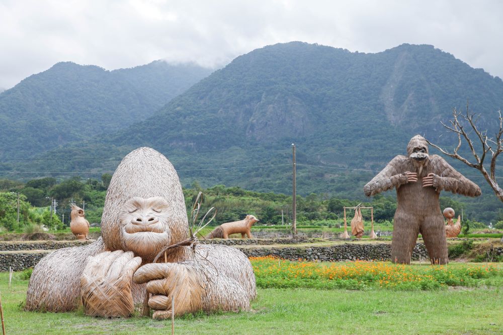 富里稻草藝術節現場，在遠山襯托下，好吸睛。
