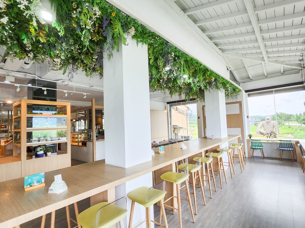 坐在富里的「山點頭」咖啡館，「大猩猩」就在窗外喔！