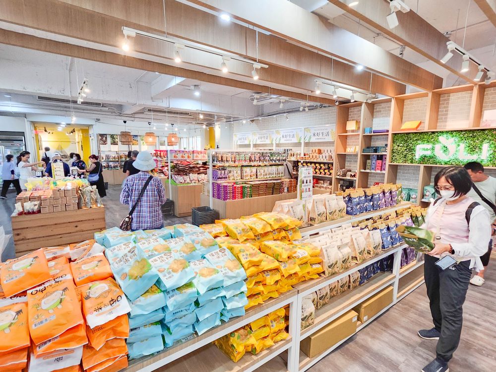 富里的羅山農特產品中心有各種在地特產，吸引遊客購買。