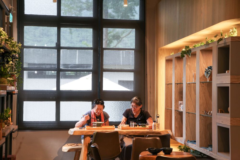 富里馥茶堂內部，桌椅、貨架都是原木材質。