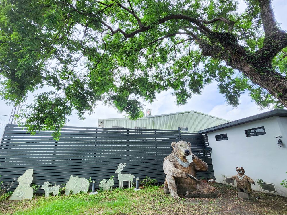 富里稻草藝術節的台灣黑熊也來到馥茶堂，悠哉喝咖啡。