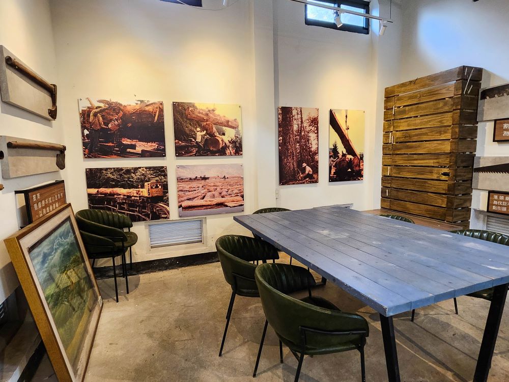 兼作國產材及農林副產品推廣中心，富里馥茶堂內展示林業歷史。