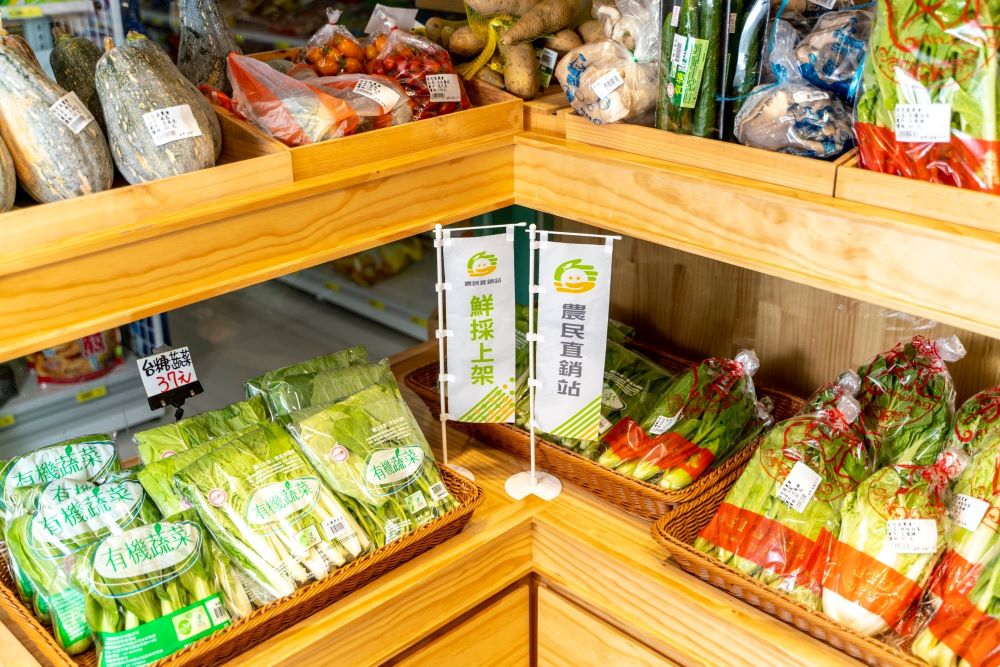 農民直銷站架上擺放的當季葉菜類