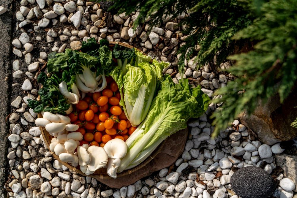除了胡麻油，賣最好的品項是葉菜及菇類