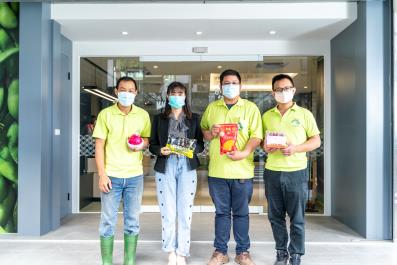 新市區農會總幹事李美嬅(左二)與合作農友合影