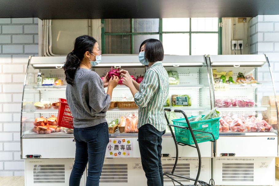 年經的主婦族群,喜愛在農民直銷站購買新鮮蔬果。