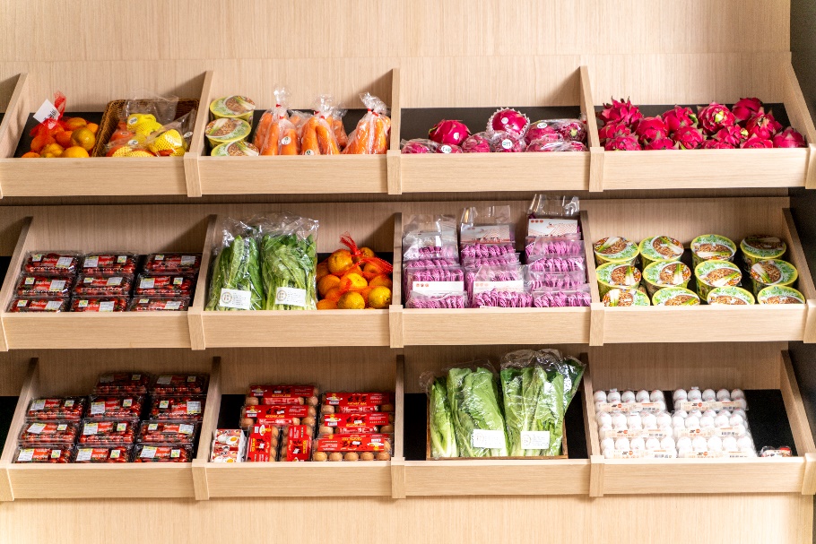 以層櫃呈現系統性的陳列擺設,提供消費者快速選購。