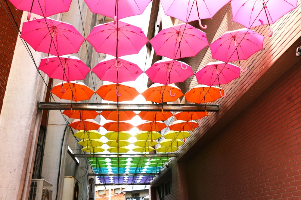 「書院和美農遊館」前繽紛的雨傘廊道。