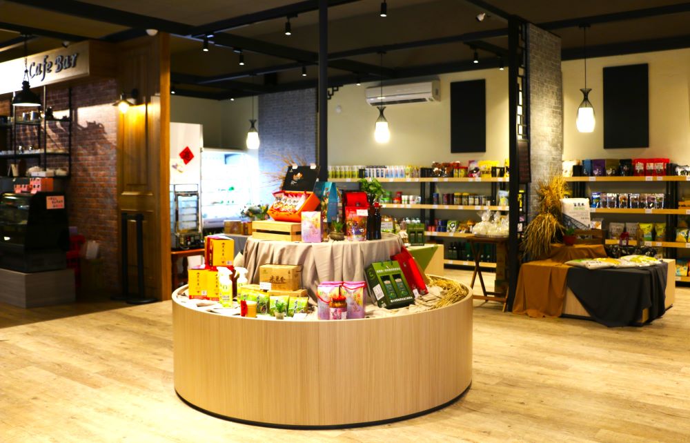 農遊館裡，溫暖的光暈下，有在地的生鮮時蔬、農產加工品，也有小農的精緻手作。