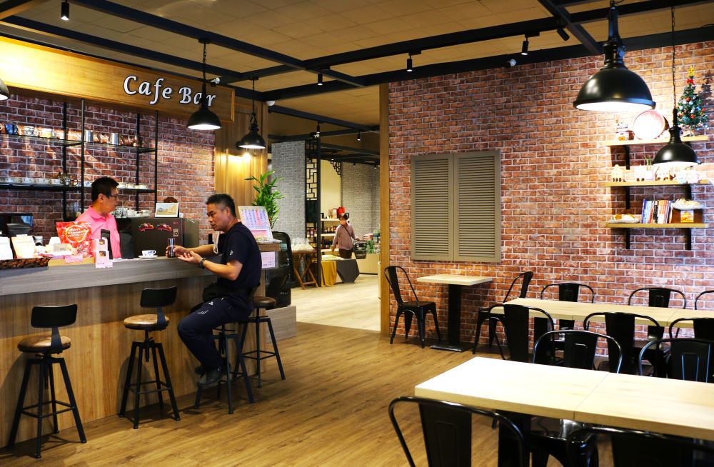 農遊館旁的咖啡館，不時飄出陣陣香氣，讓買菜買米之餘，還能優雅地喝杯咖啡。