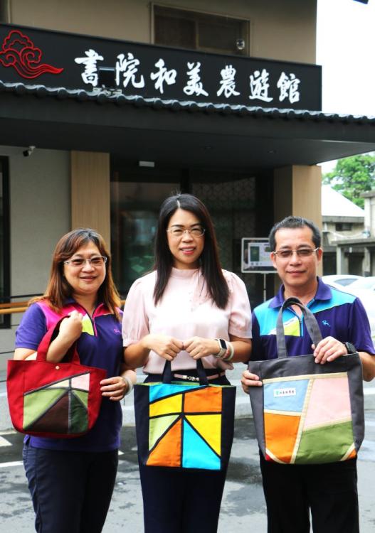 和美蘊含稻禾之美寓意的「禾字包」。(由左至右,推廣部主任陳梅欣、總幹事謝燕如、供銷部主任王煌順)