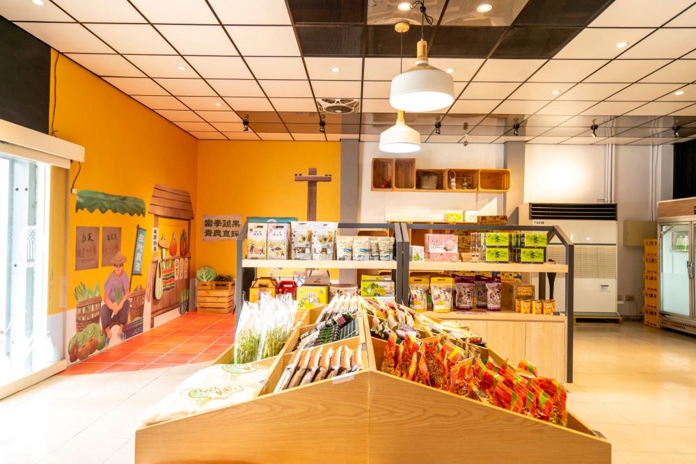 直銷站牆面上畫著四季特色農產