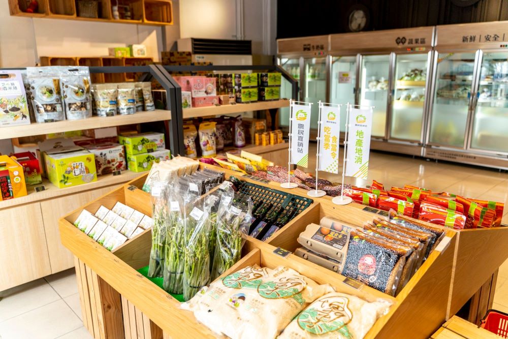 架上擺著豐富的冬季農產品,有蘆筍、稻米、大豆、花生等。