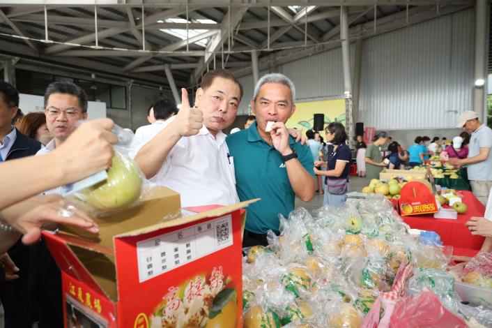 官網IMG_1393新竹縣副縣長陳見賢關心農民們銷售情況，也現場試吃、採購水梨表達支持。.JPG