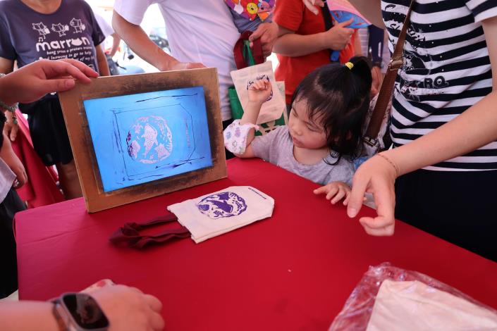 玉米文化節活動規劃了多樣化體驗,包括手作DIY、剪紙文化、左手香膏、防蚊香磚、水苔球植物創作等,讓大小朋友在遊戲中學習,也能感受農村的創意與用心。