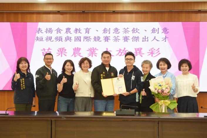 01縣府-縣長鍾東錦表揚國際製茶師張家齊DSC_9765.JPG