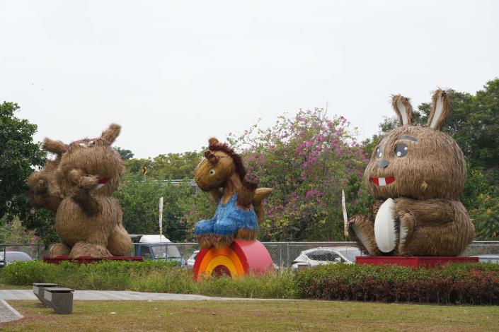 縣長張麗善、大埤鄉長林森寶邀請全國民眾體驗稻草迷宮、稻草草編藝術、食農文化,與農村特色魅力。