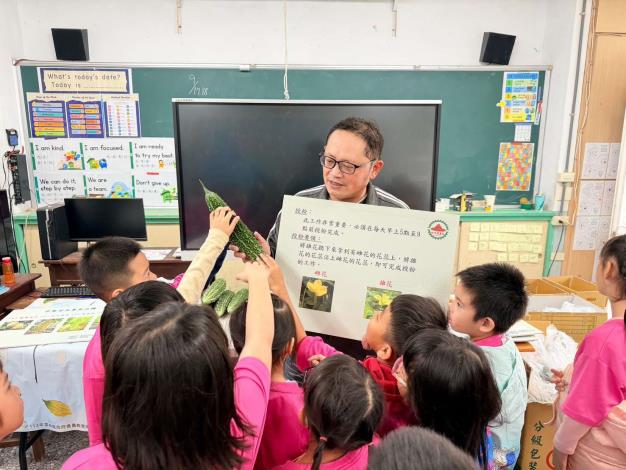 縣府邀請青農當關主,教孩子認識在地作物,也分享返鄉務農的故事。
