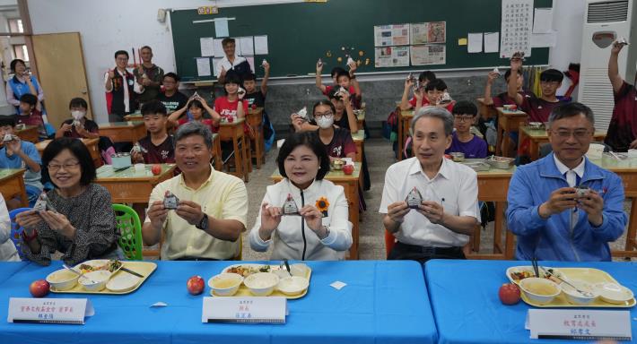 縣長張麗善、豐泰文教基金會董事長林金陽等來賓一起製作御飯團,品嚐在地食材融合的營養午餐。
