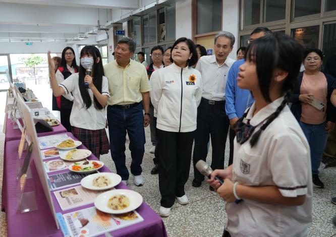 縣長張麗善聆聽學生講述食農教育課程。