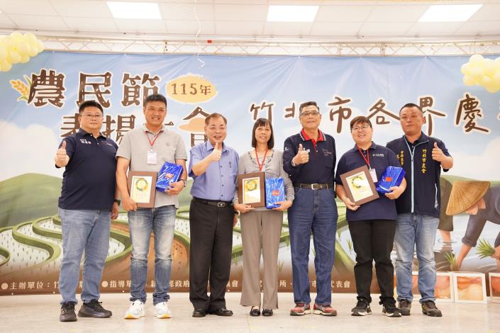 官網-縣級優良傑出農民謝政廷(左2)、傑出婦女陳彩玉(中)、傑出青年農民張宇真(右2)，在各自領域都表現優異.JPG