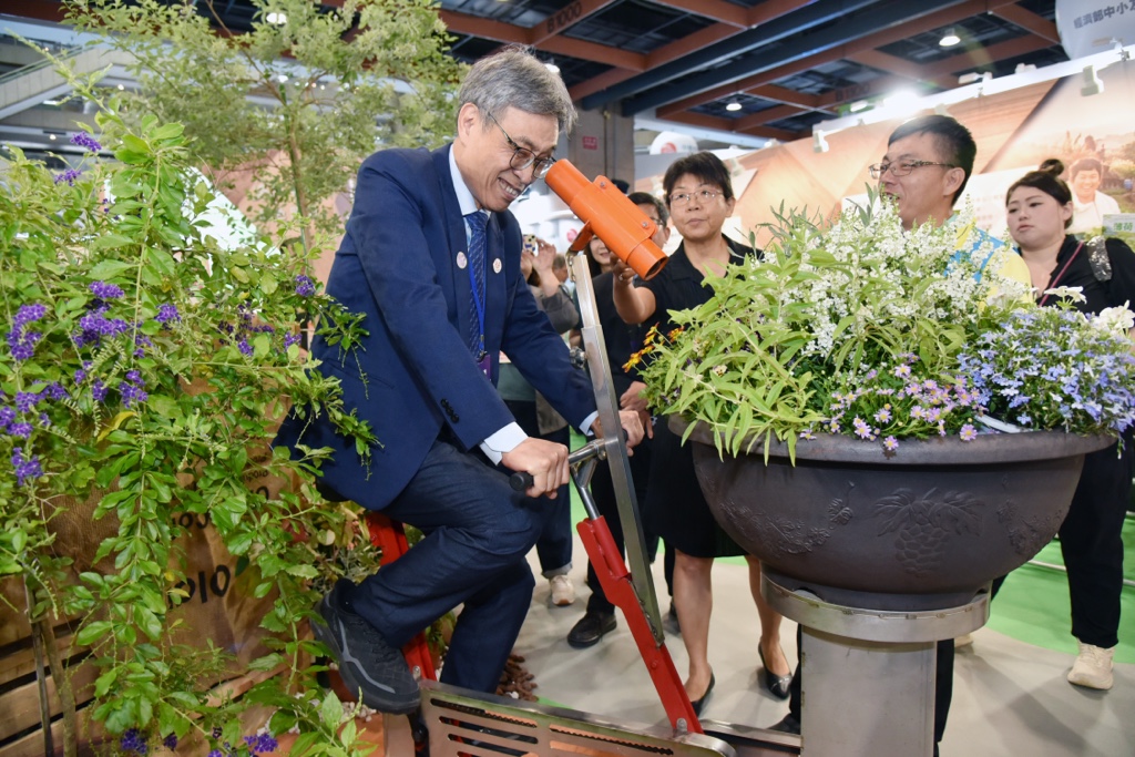 陳駿季部長體驗相關設施