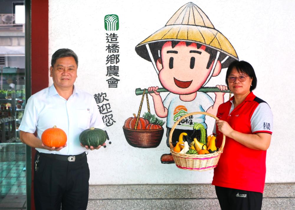 造橋農會總幹事彭森華(左)、推廣部主任吳美慧(右)。